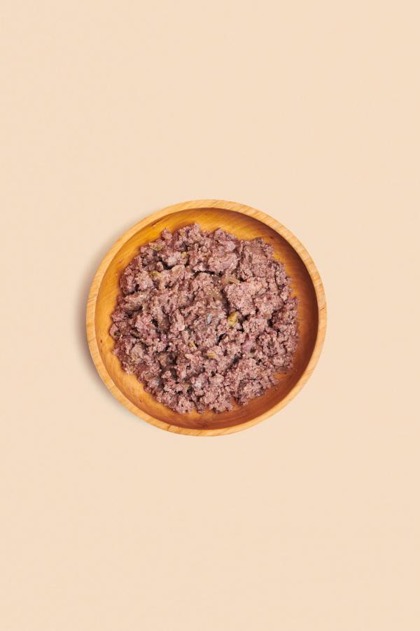 Cibo per cani in scatola con carne di cervo