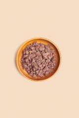 Cibo per cani in scatola con carne di cervo